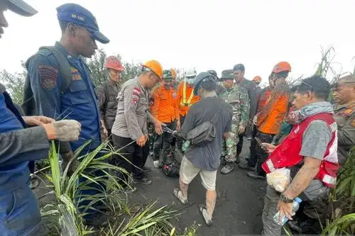 Evakuasi dua WNA Singapura yang meninggal akibat erupsi Gunung Dukono. (SAR Ternate)