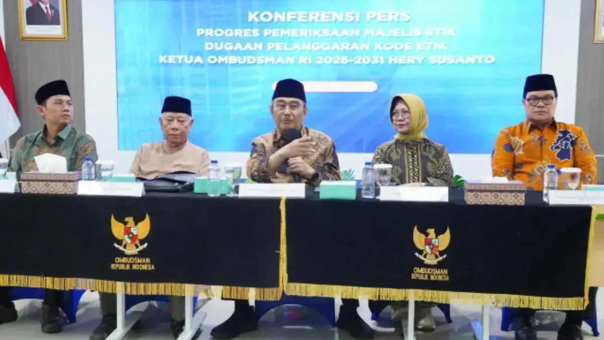 Ketua Majelis Etik Ombudsman RI, Jimly Asshiddiqie, saat konferensi pers progres pemeriksaan majelis etik duga