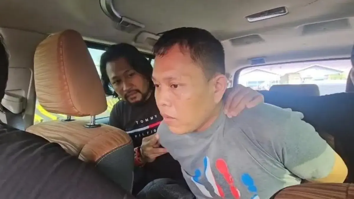 Tampang Feri (baju abu-abu), pelaku penyekapan dan pemerkosaan mahasiswi di Makassar saat diinterogasi polisi.