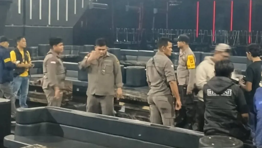 TKP prajurit tembak prajurit hingga tewas di kafe di Palembang, Sabtu (16/5/2026). (IST)