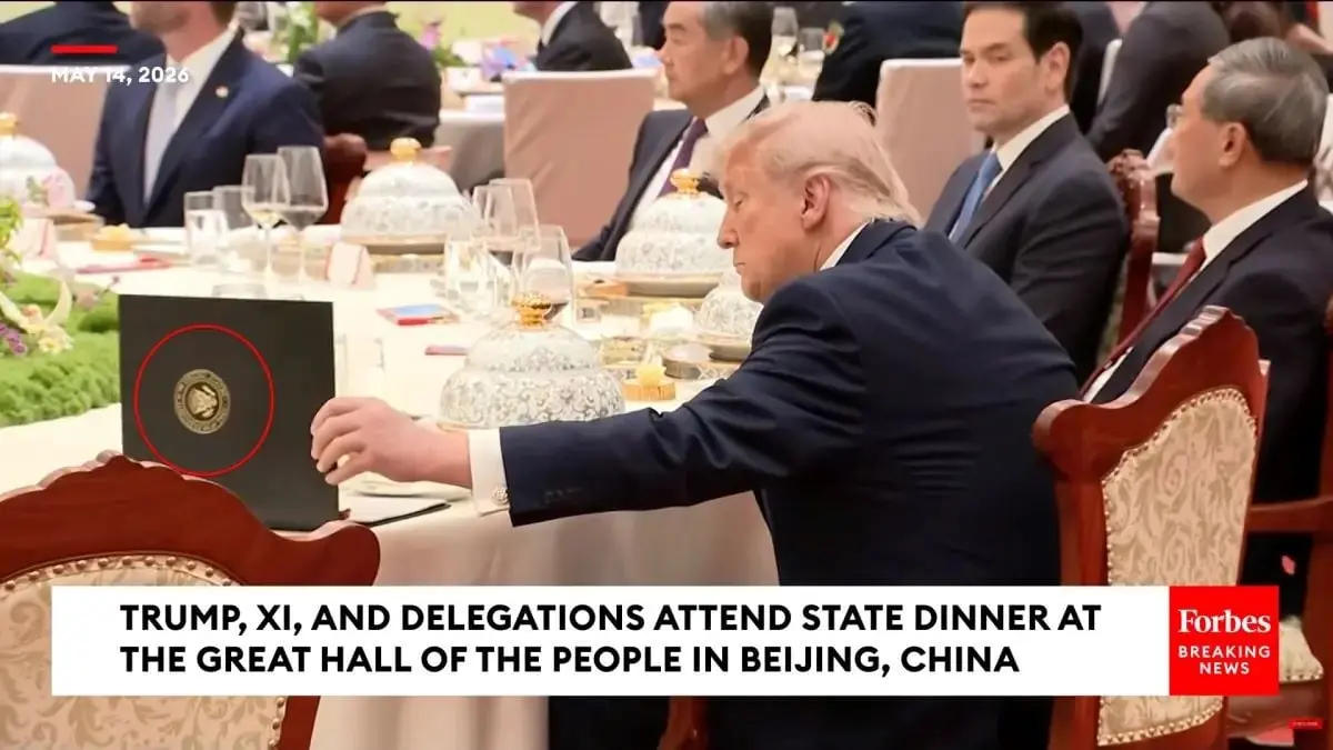 Jagat maya dihebohkan dengan video Donald Trump diduga mengintip buku catatan pribadi Xi Jinping saat perjamua