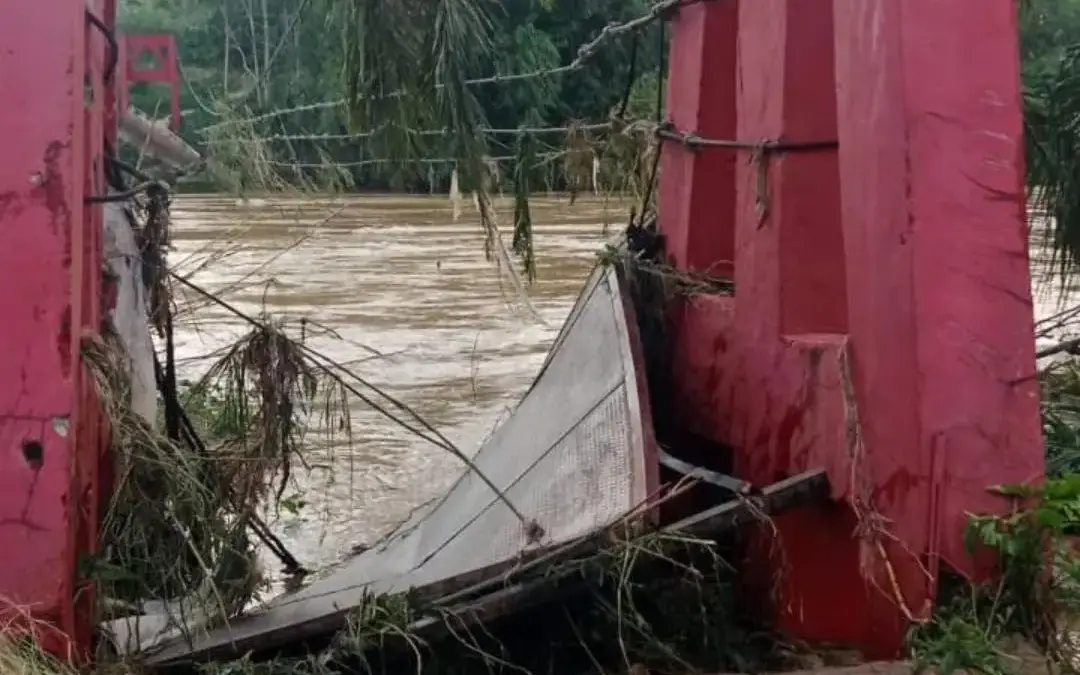 Kondisi jembatan putus saat banjir di Muratara. (Dok. BPBD Sumsel)