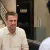 Warga Negara Asing (WNA) Polandia, Skorski Andrzej Piotr, menerima kembali ponselnya usai menjadi korban penja