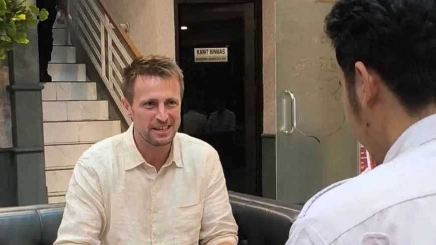Warga Negara Asing (WNA) Polandia, Skorski Andrzej Piotr, menerima kembali ponselnya usai menjadi korban penja