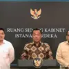 Mensesneg Prasetyo Hadi (tengah) didampingi Sekretaris Kabinet Teddy Indra Wijaya (kiri) dan Kepala Badan Komu