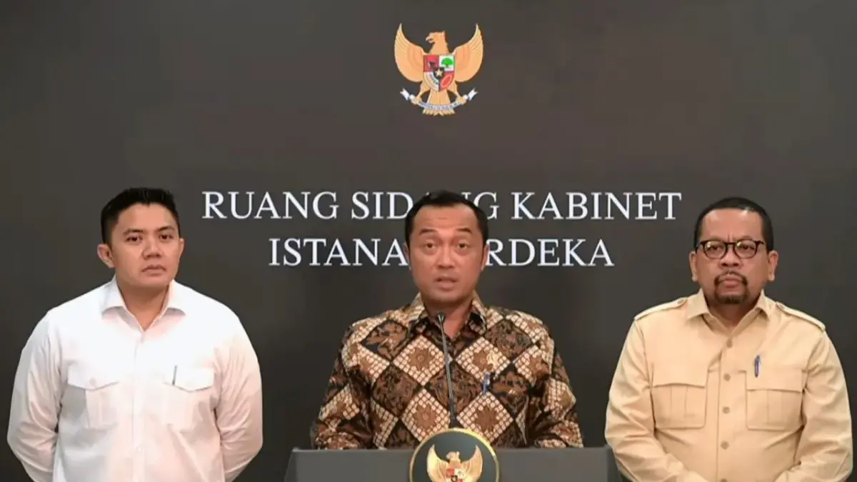 Mensesneg Prasetyo Hadi (tengah) didampingi Sekretaris Kabinet Teddy Indra Wijaya (kiri) dan Kepala Badan Komu