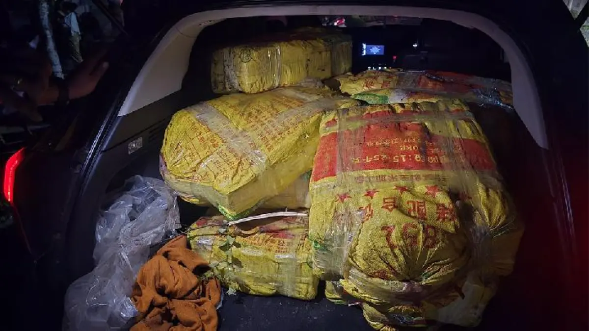 Barang bukti 325 bungkus kemasan teh Cina berisi sabu hasil sitaan dari mobil Honda HR-V yang menjadi bagian d