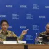 Menteri Keuangan Purbaya Yudhi Sadewa (kiri) didampingi Gubernur Bank Indonesia Perry Warjiyo (kanan) memberik