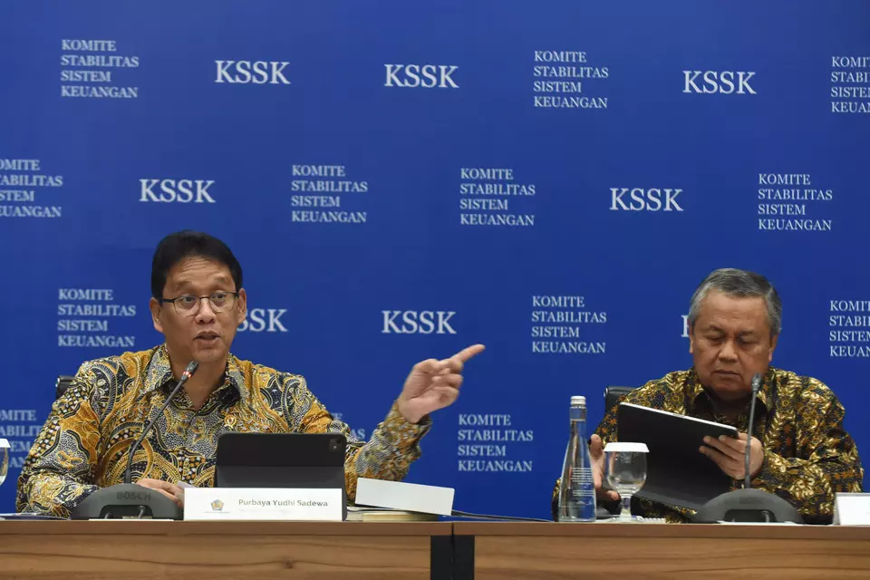Purbaya dan Gubernur BI Beda Pandangan soal Beban Fiskal, Apa Dampaknya bagi Ekonomi? Menteri Keuangan Purbaya Yudhi Sadewa (kiri) didampingi Gubernur Bank Indonesia Perry Warjiyo (kanan) memberik