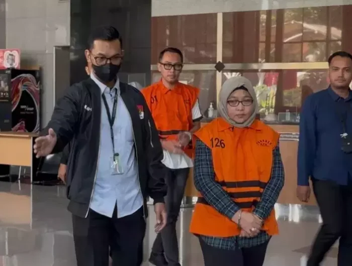 KPK Tahan 2 Orang Tersangka Usai Operasi Tangkap Tangan Sejumlah Pegawai BPK Ketua Tim Pemeriksaan Badan Pemeriksa Keuangan (BPK) Perwakilan, Sumatera Selatan, Titin Rita Lestari memakai