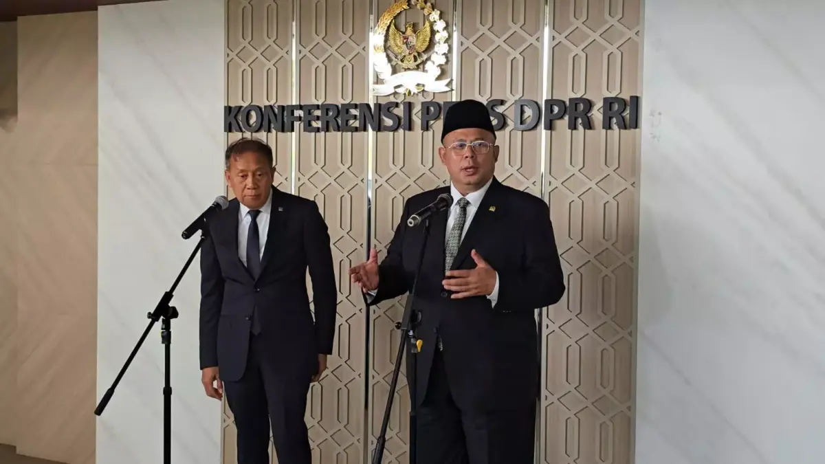 Wakil Ketua DPR Saan Mustopa dan Cucun Ahmad Syamsurijal saat konferensi pers di kompleks parlemen, Senayan, J