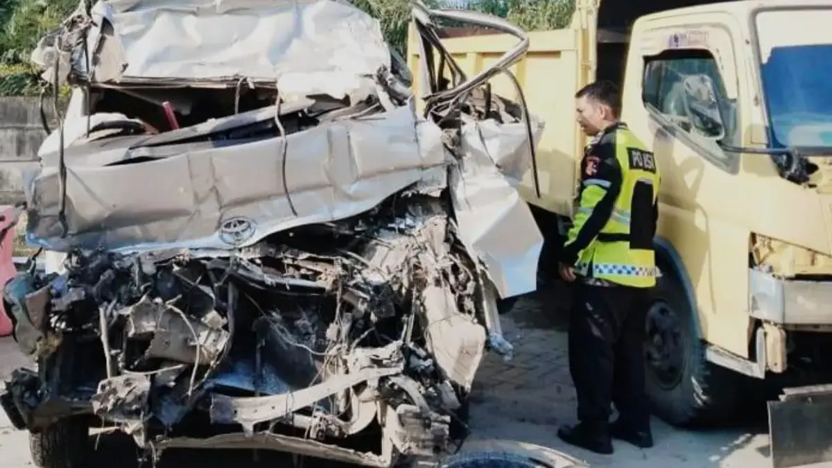 Tabrakan Maut di Tol Pekanbaru-Dumai, Toyota Hiace-Dump Truck: 5 Penumpang Tewas Kecelakaan maut mengguncang ruas Jalan Tol Pekanbaru–Dumai (Permai) KM 46+200 Jalur A, Kecamatan Kandis, Kabup