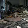 Warga berjalan di tengah reruntuhan setelah terjadinya gempa bumi di Caracas, Venezuela, Rabu, 24 Juni 2026. (