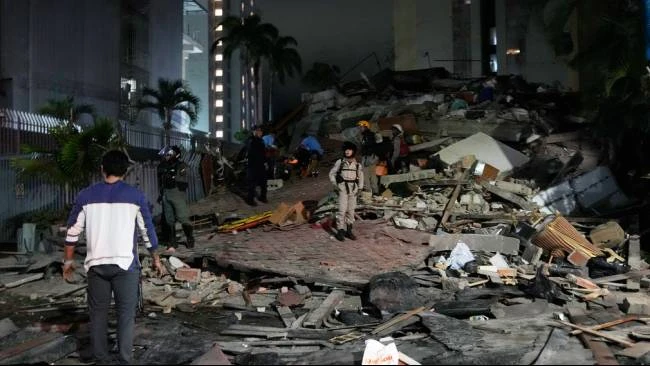 Warga berjalan di tengah reruntuhan setelah terjadinya gempa bumi di Caracas, Venezuela, Rabu, 24 Juni 2026. (