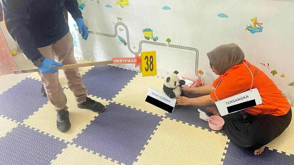 Rekonstruksi Kasus Dugaan Penganiayaan Balita di Baby Preneur Daycare Aceh: 62 Adegan Tersangka memperagakan adegan dalam rekonstruksi kasus dugaan penganiayaan terhadap batita di Baby Preneur Day