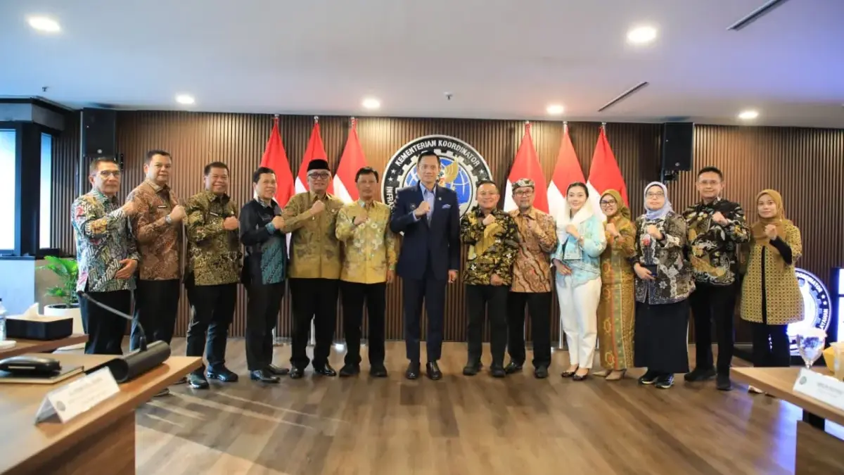 Effendi Edo Bertemu AHY, Apa yang Dibahas untuk Cirebon Kota? Wali Kota Cirebon Effendi Edo menghadiri pertemuan strategis Forum Kunci Bersama bersama Menteri Koordinator B