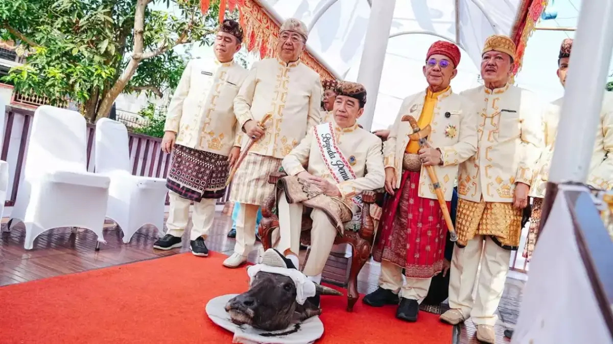 Presiden ke-7 RI Joko Widodo (Jokowi) menjalani rituali menginjak kepala kerbau (IST)