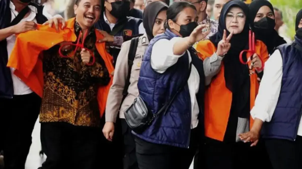 Kejari Jaksel Buka Alasan Tidak Menahan Roy Suryo dan dokter Tifa Petugas kepolisian menggiring Roy Suryo (kiri) dan Tifauzia Tyassuma (kanan) ke dalam gedung di Kejaksaan Nege