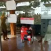 Komisi Pemberantasan Korupsi (KPK) menyegel salah satu ruangan di Dinas Pendidikan dan Kebudayaan Kabupaten Mu