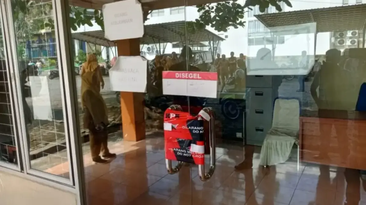 Komisi Pemberantasan Korupsi (KPK) menyegel salah satu ruangan di Dinas Pendidikan dan Kebudayaan Kabupaten Mu