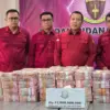 Aspidsus Kejati Jateng Dr Alexander Lukas Sinuriya perlihatkan uang dugaan korupsi di BUMD Cilacap