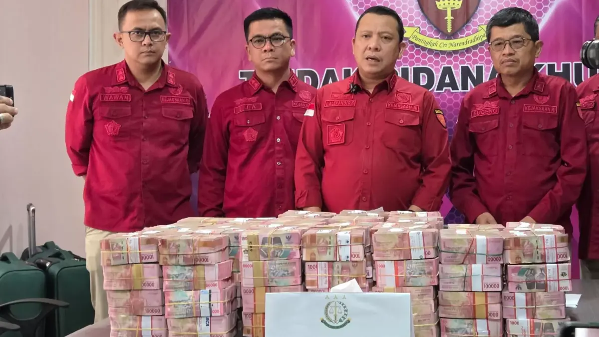 Istri Mantan Pangdam IV/Diponegoro Letjen TNI Widi Prasetijono Paparkan Aliran Dana TPPU BUMD Cilacap Aspidsus Kejati Jateng Dr Alexander Lukas Sinuriya perlihatkan uang dugaan korupsi di BUMD Cilacap