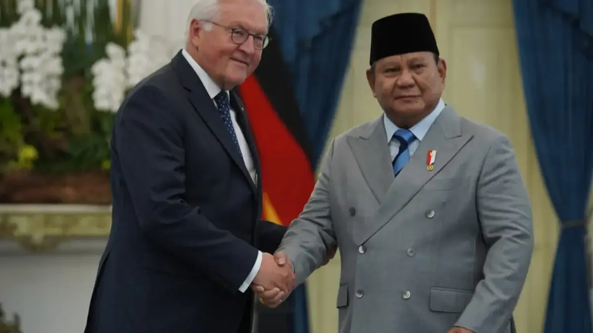 Mengapa Jerman Tertarik pada Mineral dan Semikonduktor Indonesia? Presiden Prabowo Subianto (kanan) berjabat tangan dengan Presiden Republik Federal Jerman Frank-Walter Steinme