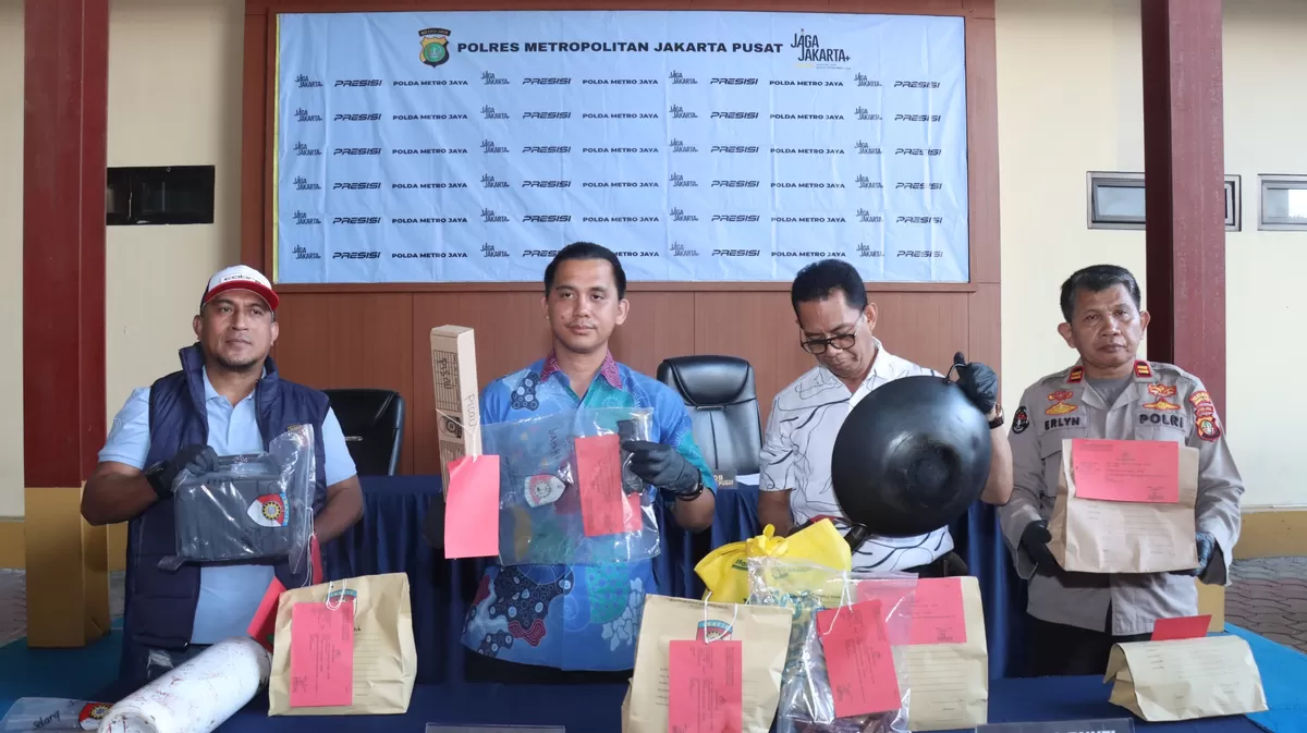 Konferensi pers terkait kasus perampokan sebuah rumah kawasan Menteng di Polres Metro Jakarta Pusat, Jumat (19