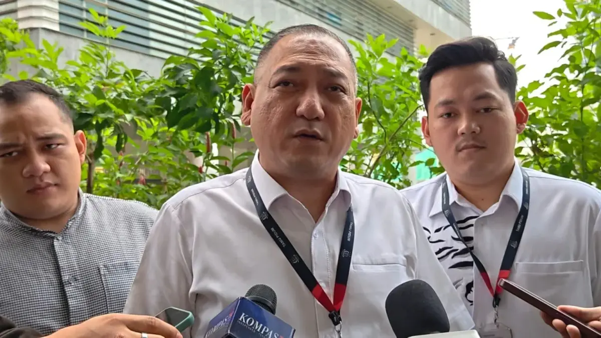 Kuasa Hukum Klaim Sony Sonjaya Ditekan Nama Besar di Kasus Korupsi Tata Kelola MBG Kuasa hukum Sony Sonjaya, Krisna Murti, kepada wartawan di Kejagung