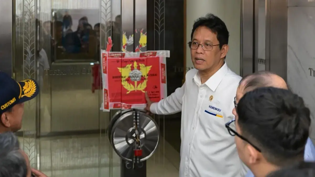 Menteri Keuangan Purbaya Yudhi Sadewa menyambangi gerai toko perhiasan Tiffany & Co di Plaza Indonesia, Jakart