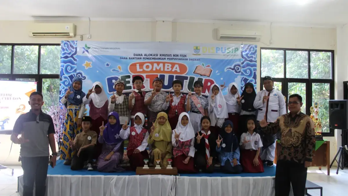 Kepala Dispusip Kota Cirebon, Mastara (kanan) dan Kepala Bidang (Kabid) Pembinaan Perpustakaan, Eka Purnomo Si