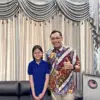 Wakil Ketua DPRD Kota Cirebon, Harry Saputra Gani (kanan) dan Tamara Desilva, siswi kelas IV SD Terang Bangsa