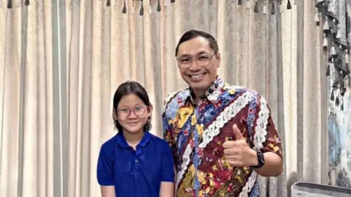 Siswa Kelas 4 SD Cirebon Bidik Skuad Timnas IMSO 2026, Wakil Ketua DPRD Janji Perjuangkan Hak Anak Berprestasi Wakil Ketua DPRD Kota Cirebon, Harry Saputra Gani (kanan) dan Tamara Desilva, siswi kelas IV SD Terang Bangsa