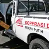 Pengurus koperasi membawa perlengkapan mobil pick up saat penyerahan kendaraan operaslional Koperasi Desa/Kelu