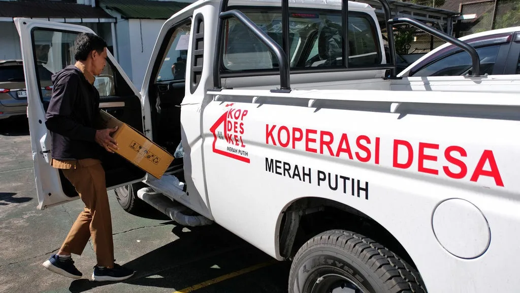 Pengurus koperasi membawa perlengkapan mobil pick up saat penyerahan kendaraan operaslional Koperasi Desa/Kelu