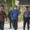 Bupati Muara Enim Edison (tengah) dikawal petugas setibanya di Gedung Merah Putih KPK, Jakarta, Selasa (9/6/20