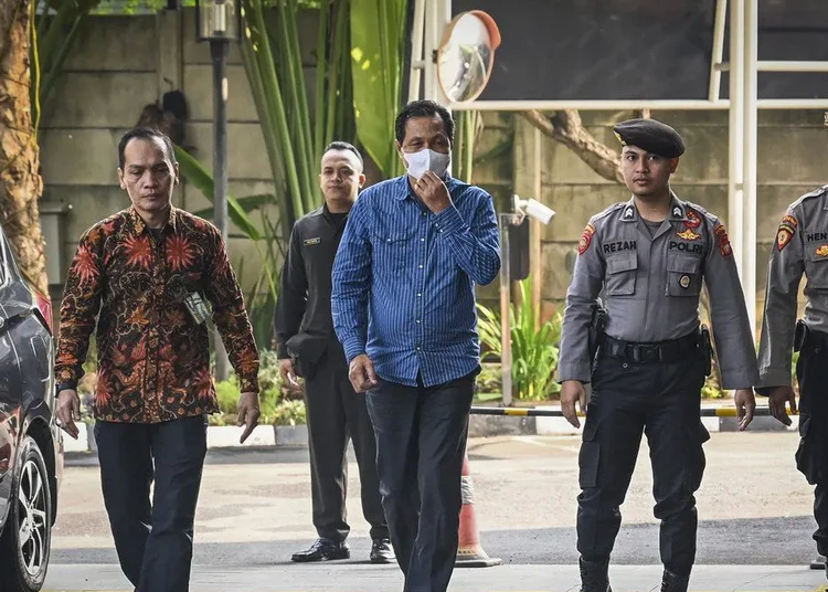 Bupati Muara Enim Edison (tengah) dikawal petugas setibanya di Gedung Merah Putih KPK, Jakarta, Selasa (9/6/20
