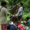 Warga Desa Peta Timur, Kabupaten Kepulauan Sangihe, Sulawesi Utara, memilik ke lokasi yang lebih tinggi setela
