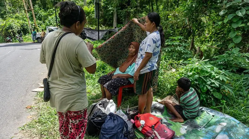 BNPB: 27 Rumah 2 Gereja Terdampak Gempa Tektonik Magnitudo 7,7 Warga Desa Peta Timur, Kabupaten Kepulauan Sangihe, Sulawesi Utara, memilik ke lokasi yang lebih tinggi setela