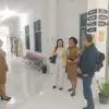 Almarhumah dr. Icha saat ditemani pamannya sendiri, Victor Emanuel Manbait SH saat mendatangi Dinas Kesehatan