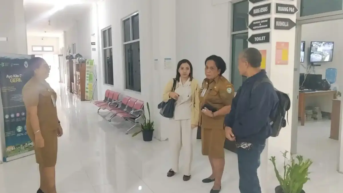Almarhumah dr. Icha saat ditemani pamannya sendiri, Victor Emanuel Manbait SH saat mendatangi Dinas Kesehatan