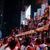 Penggemar merayakan kemenangan kejuaraan New York Knicks di Game 5 Final NBA di Times Square. (REUTERS/Jeenah