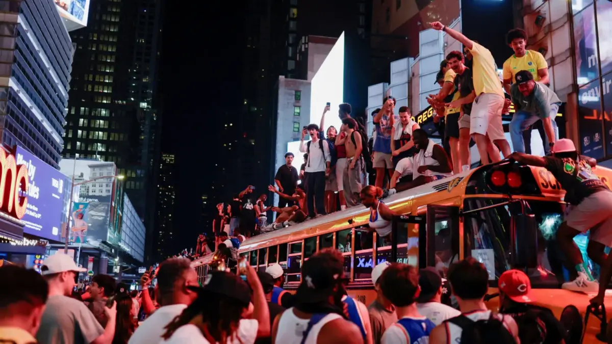 Penggemar merayakan kemenangan kejuaraan New York Knicks di Game 5 Final NBA di Times Square. (REUTERS/Jeenah