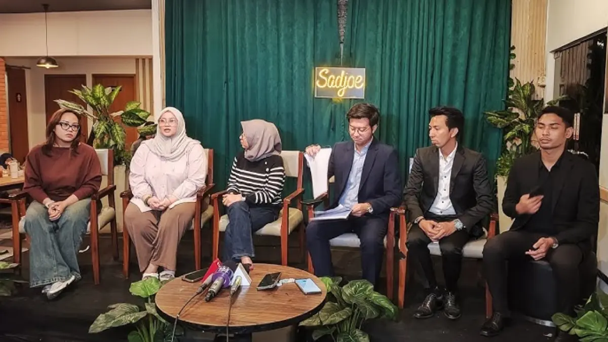 Begini Cara Bos Hanania Group Berkelit Saat Jemaah Umrah Gagal Berangkat Sejumlah korban dugaan penipuan PT Khazanah Tamma Internasional atau Hanania Group, usai konferensi pers di Te