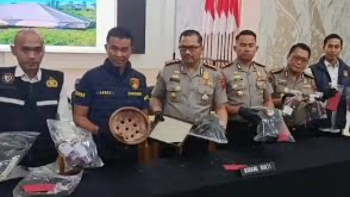 Kematian Satu Keluarga di Glamping Taman Wisata Alam Pocong Temanggung: Keracunan CO Kapolres Temanggung AKBP Zamrul Aini bersama Kabid Humas Polda Jateng Kombes Artanto dan Dirreskrimum Polda Ja