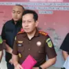 Kepala Kejaksaan Negeri Tabalong, Anggara Suryanagara dalam konferensi pers hasil penggeledahan di kantor Dina