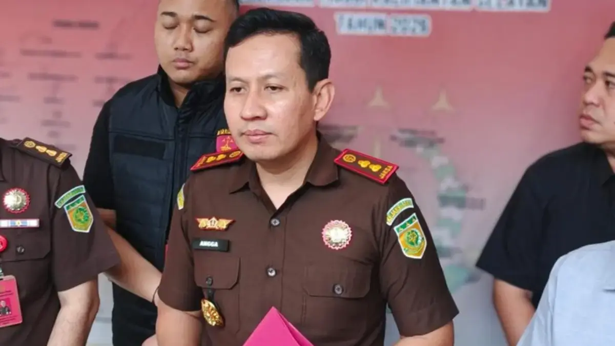 Kepala Kejaksaan Negeri Tabalong, Anggara Suryanagara dalam konferensi pers hasil penggeledahan di kantor Dina