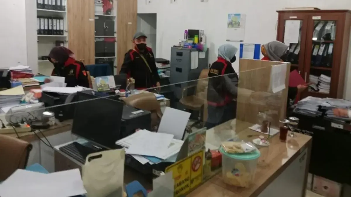 Penyidik Kejati Jabar saat menggeledah kantor DPRD Indramayu. (IST)