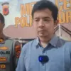 Kepala Satuan Reserse Kriminal Polres Indramayu, AKP Muchammad Arwin, didampingi oleh Kepala Seksi Hubungan Ma