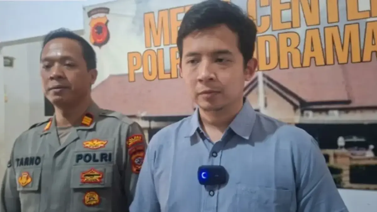 Kepala Satuan Reserse Kriminal Polres Indramayu, AKP Muchammad Arwin, didampingi oleh Kepala Seksi Hubungan Ma